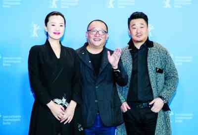 导演王小帅（中）和主演王景春（右）、咏梅出席拍照式。新华社